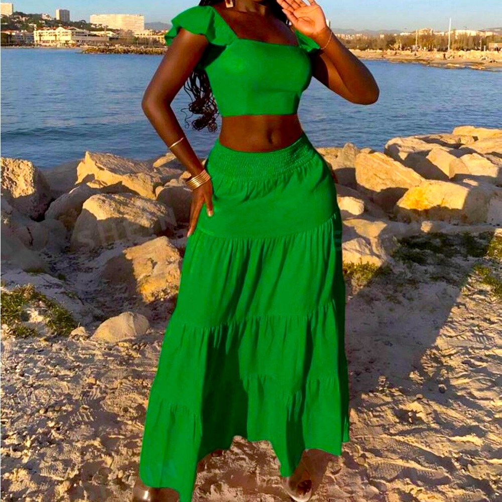 Beautiful 2 piece green skirt set.